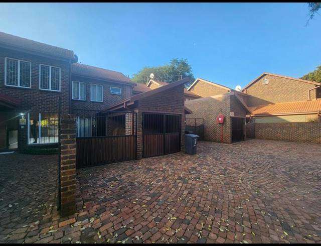 2 BEDROOM TOWNHOUSE FOR SALE IN PIERRE VAN RYNEVELD